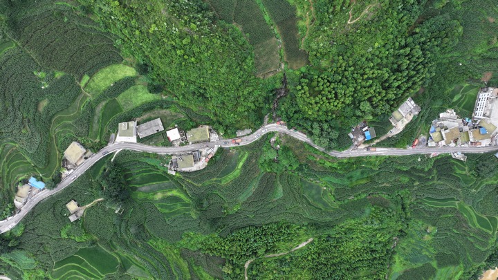 建設(shè)“四好農(nóng)村路” 織就鄉(xiāng)村“幸福網(wǎng)” 。