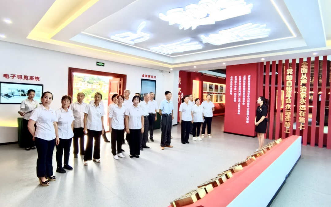 圖為冊亨縣關(guān)工委“夕陽紅”宣傳隊組織支部黨員參觀考察學(xué)習(xí)廉政教育基地。
