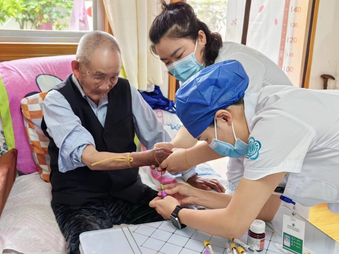 圖為黔西南州人民醫(yī)院醫(yī)護人員上門為離休干部開展健康體檢。