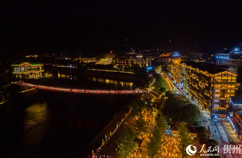 2、茅臺鎮(zhèn)夜景。人民網(wǎng)  陽茜  攝