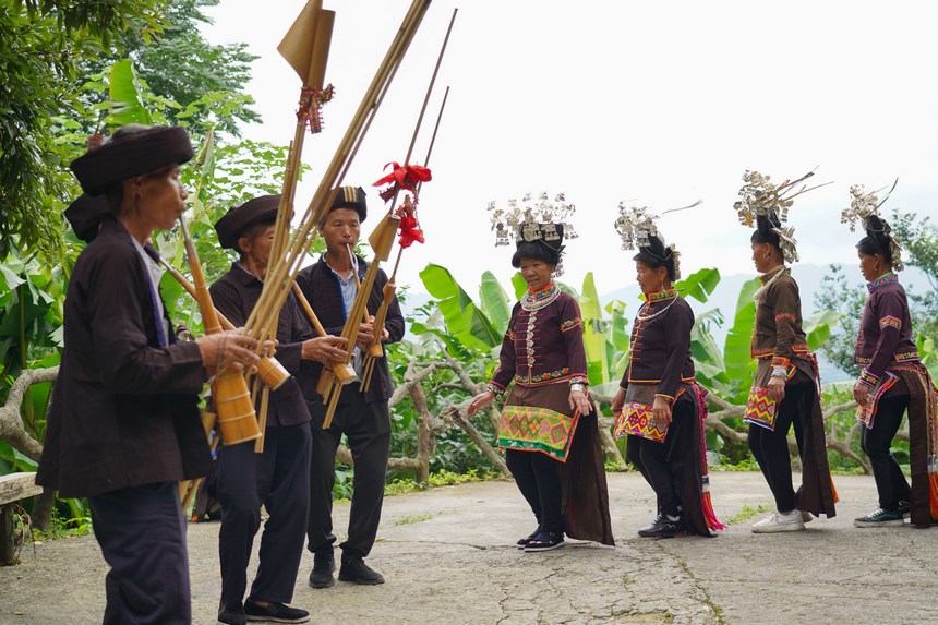 7月10日，貴州省丹寨縣排調(diào)鎮(zhèn)羊告村，王方元（左一）和李金英（右四）與苗族村民在跳錦雞舞。