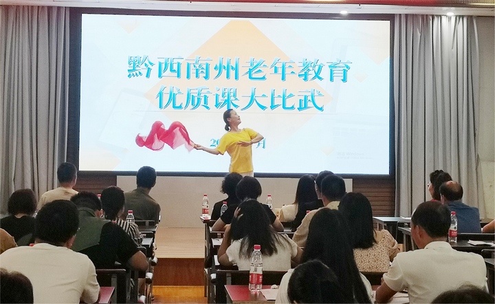 圖為參賽教師現(xiàn)場展示教學。劉冰紅攝