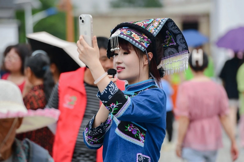 身著民族服飾的博主，正在直播現(xiàn)場(chǎng)盛況。