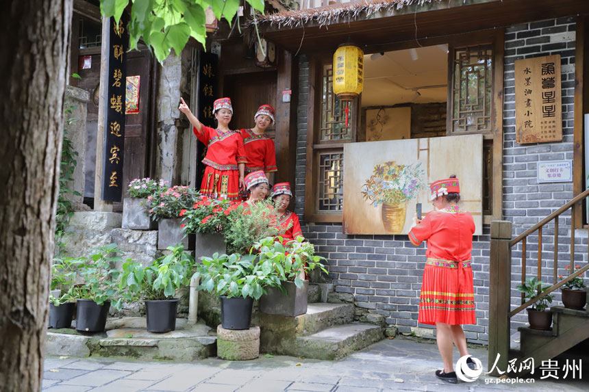 游客身穿特色服飾拍照打卡。人民網(wǎng) 龍章榆攝