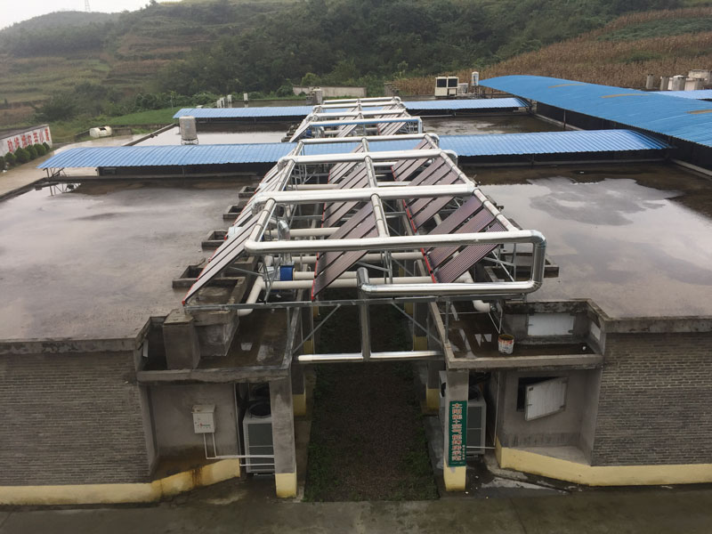 畢節(jié)市黔西市林泉鎮(zhèn)高錦烘烤工場太陽能熱泵烤房。