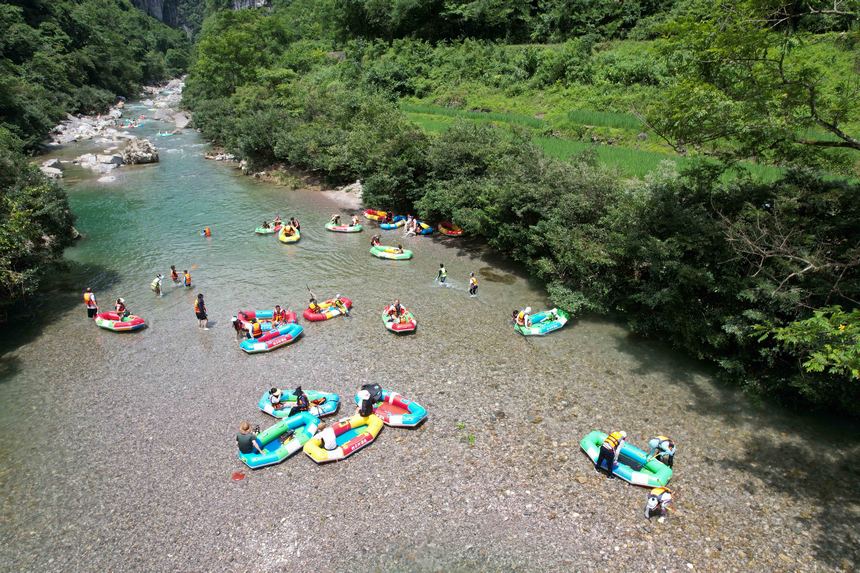 游客在杉木河景區(qū)漂流。