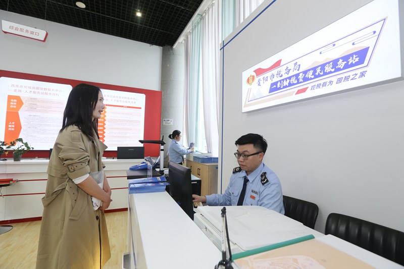 在觀山湖區(qū)，一刻鐘稅費(fèi)便民服務(wù)站為園區(qū)內(nèi)居民提供便捷快速的稅費(fèi)服務(wù)，園區(qū)企業(yè)可隨時到站辦理常見涉稅事項）