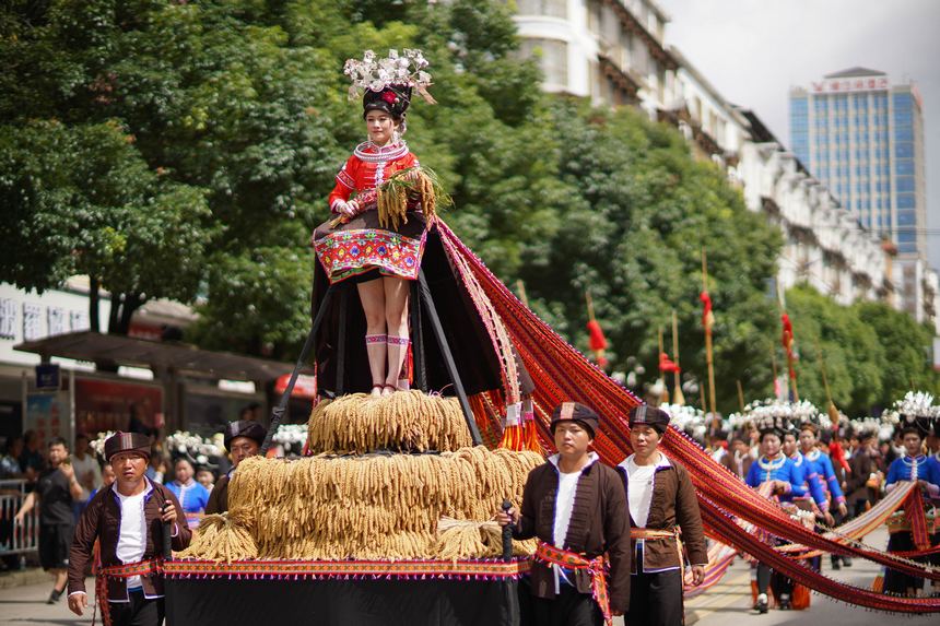 7月21日，貴州省丹寨縣身著傳統(tǒng)盛裝服飾的群眾，在展演國家級非遺項目苗族錦雞舞。