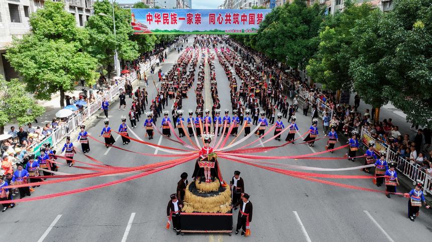 7月21日，貴州省丹寨縣身著傳統(tǒng)盛裝服飾的群眾，在展演國(guó)家級(jí)非遺項(xiàng)目苗族錦雞舞。