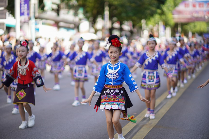 7月21日，貴州省丹寨縣身著傳統(tǒng)盛裝服飾的小朋友，在展演國(guó)家級(jí)非遺項(xiàng)目苗族錦雞舞。