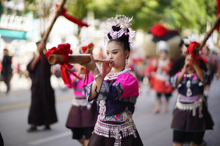 7月21日，身著傳統(tǒng)盛裝服飾的群眾在貴州省丹寨縣參加非遺展演巡游。