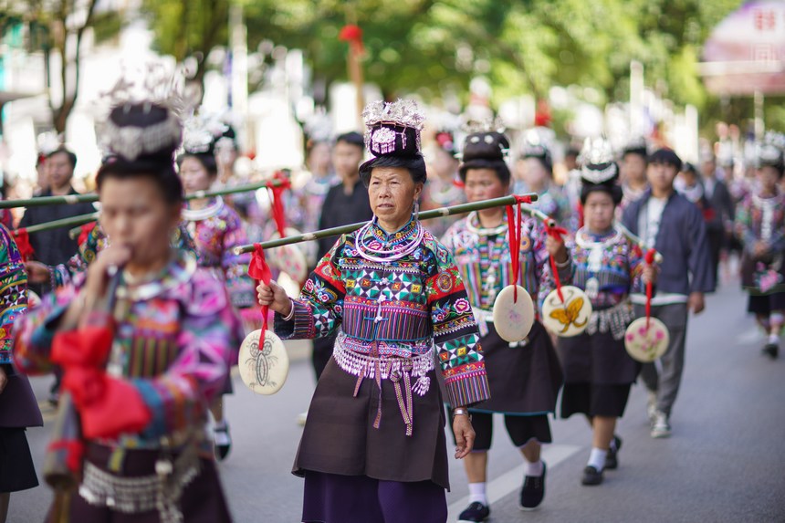 7月21日，身著傳統(tǒng)盛裝服飾的群眾在貴州省丹寨縣參加非遺展演巡游。