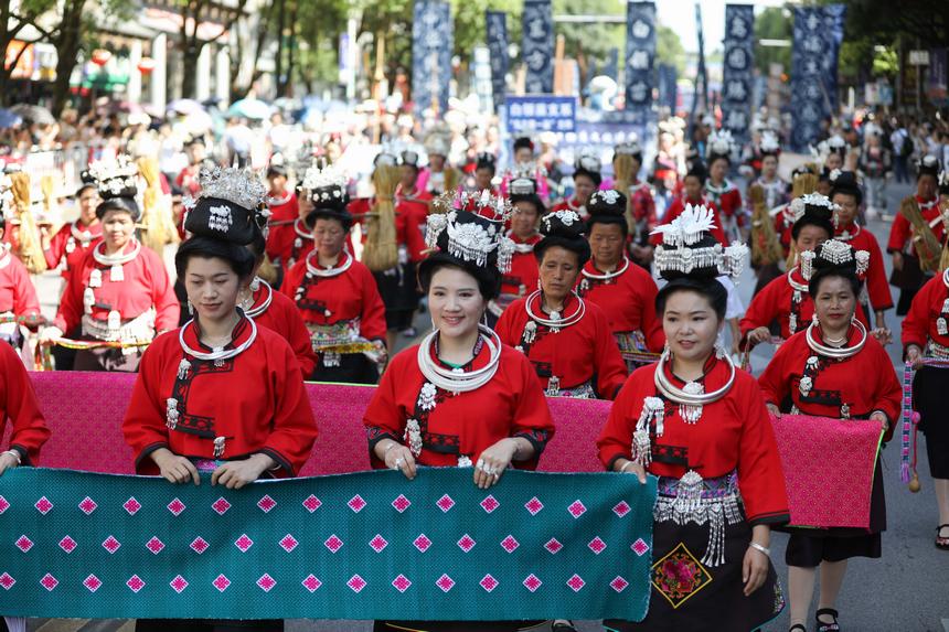 7月21日，貴州省丹寨縣身著傳統(tǒng)盛裝服飾的群眾，在展示國(guó)家級(jí)非遺項(xiàng)目苗族刺繡作品。