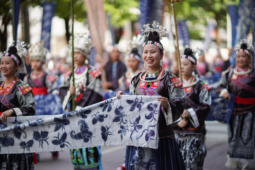 7月21日，貴州省丹寨縣身著傳統(tǒng)盛裝服飾的群眾，在展示國家級非遺項目苗族蠟染作品。