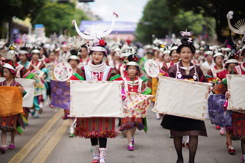 7月21日，貴州省丹寨縣身著傳統(tǒng)盛裝服飾的群眾，在展示國家級非遺項目皮紙制作技藝作品。