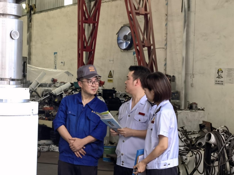 稅務(wù)干部向企業(yè)講解稅收優(yōu)惠政策。