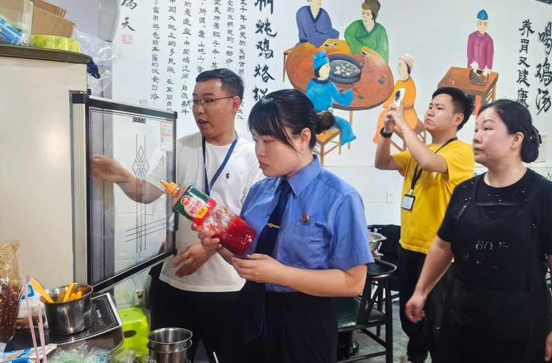 清鎮(zhèn)市人民檢察院現(xiàn)場(chǎng)開展執(zhí)法檢查過(guò)程監(jiān)督