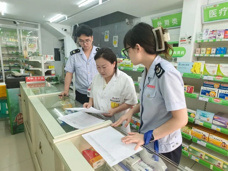 圖為“黔誠稅悅”志愿者上門為小微企業(yè)講解稅惠政策（張群攝）