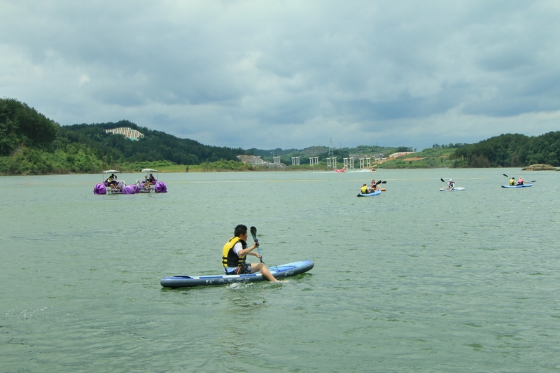 貴陽沖浪小鎮(zhèn)在庫區(qū)打造“水上樂園”，設(shè)置摩托艇、尾波船、親子水上單車等10種水上運動項目。姜繼恒攝
