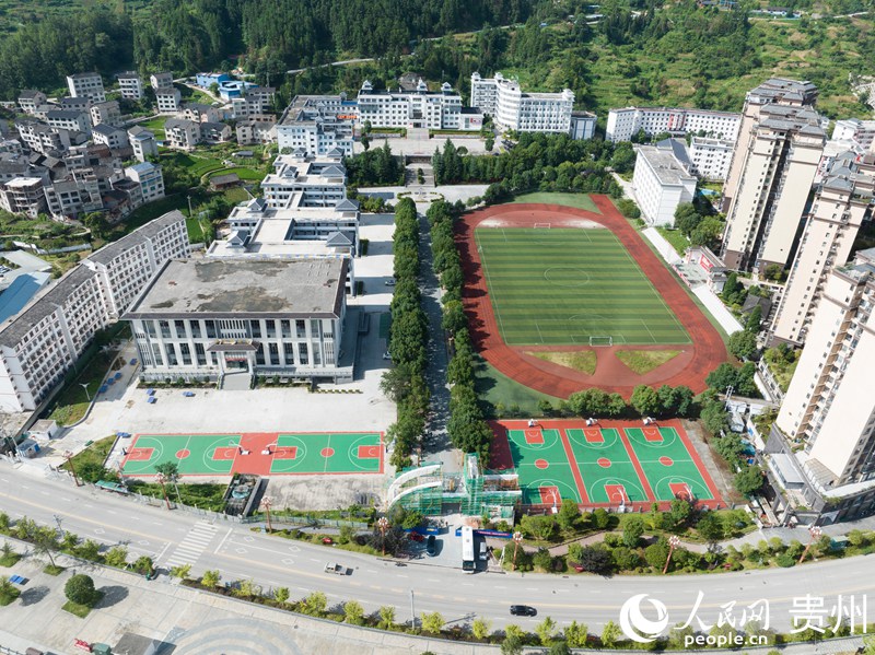 臺江縣民族中學(xué)辦學(xué)條件越來越完善。人民網(wǎng) 陽茜攝