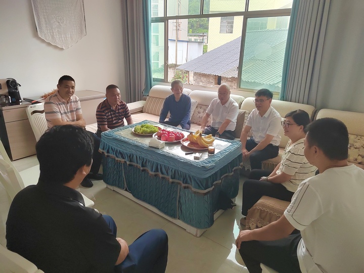 平壩區(qū)四大班子領(lǐng)導(dǎo)開展“八一”走訪慰問活動。