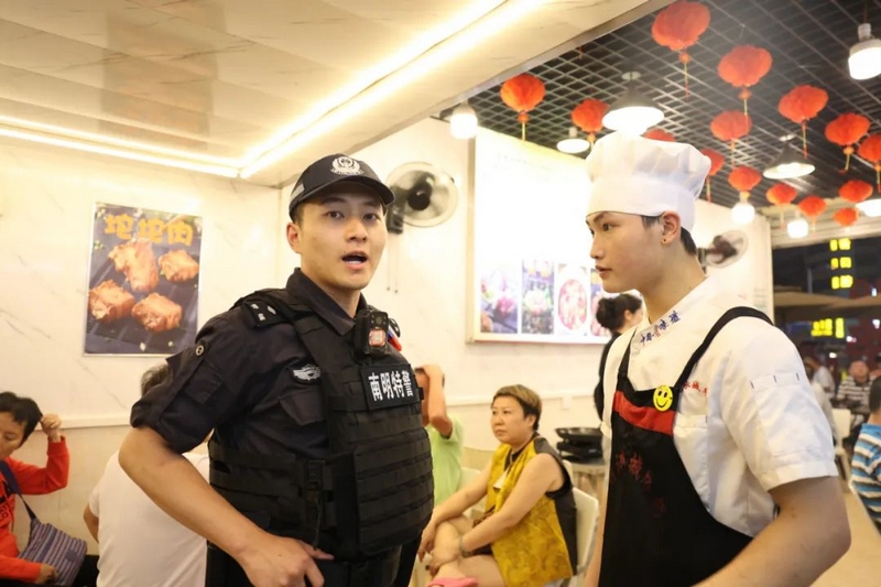 民警走訪青云市集的商家。