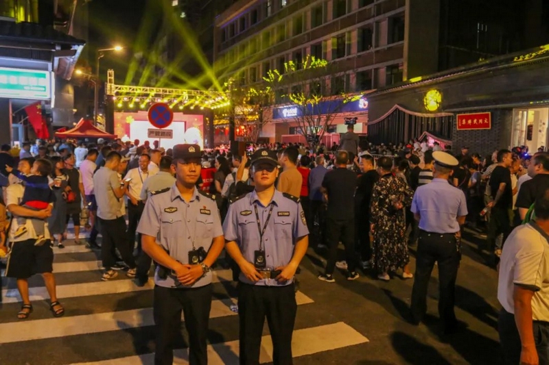 執(zhí)勤警力在商圈周圍執(zhí)勤。