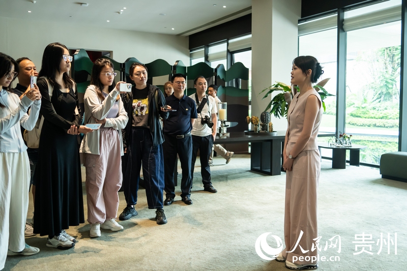 在珠海工作、在貴陽鐵建城社區(qū)置業(yè)的駱女士接受記者采訪。人民網(wǎng) 陽茜攝