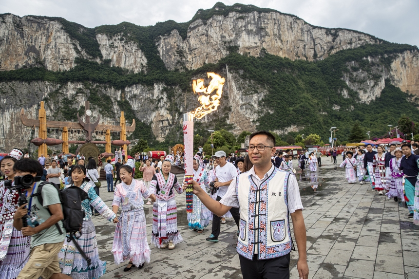 2024年8月1日，貴州省黔西市2024年“好生活 在黔西”避暑旅游季火把節(jié)，從百里杜鵑管理區(qū)傳遞而來(lái)的“興旺之火”抵達(dá)黔西市新仁鄉(xiāng)化屋村，化屋村火把傳遞手點(diǎn)燃“興旺之火”。