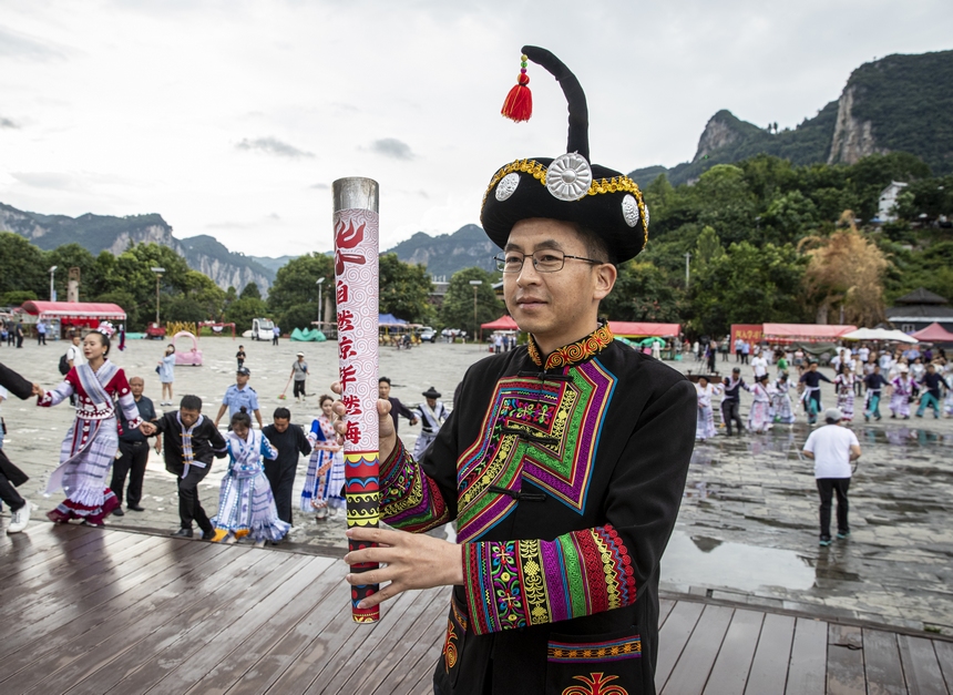 2024年8月1日，貴州省黔西市2024年“好生活 在黔西”避暑旅游季火把節(jié)，從百里杜鵑管理區(qū)傳遞而來的“興旺之火”抵達黔西市新仁鄉(xiāng)化屋村。
