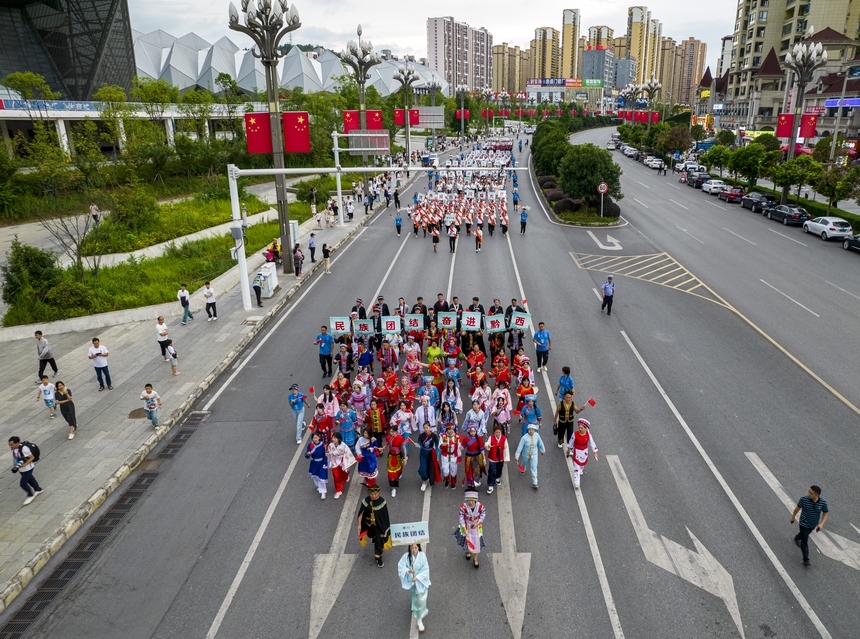 2024年8月1日，貴州省黔西市2024年“好生活 在黔西”避暑旅游季火把節(jié)，當(dāng)?shù)亻_展火把傳遞大巡游活動(dòng)（無人機(jī)照片）。