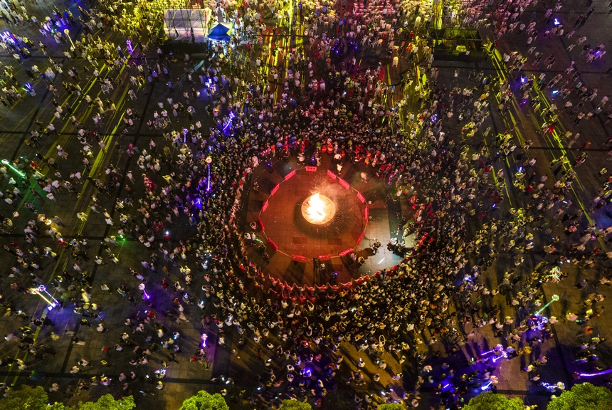 2024年8月1日，貴州省黔西市2024年“好生活 在黔西”避暑旅游季火把節(jié)現(xiàn)場（無人機照片）。