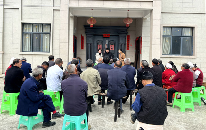 定期組織村民召開群眾會(huì)。