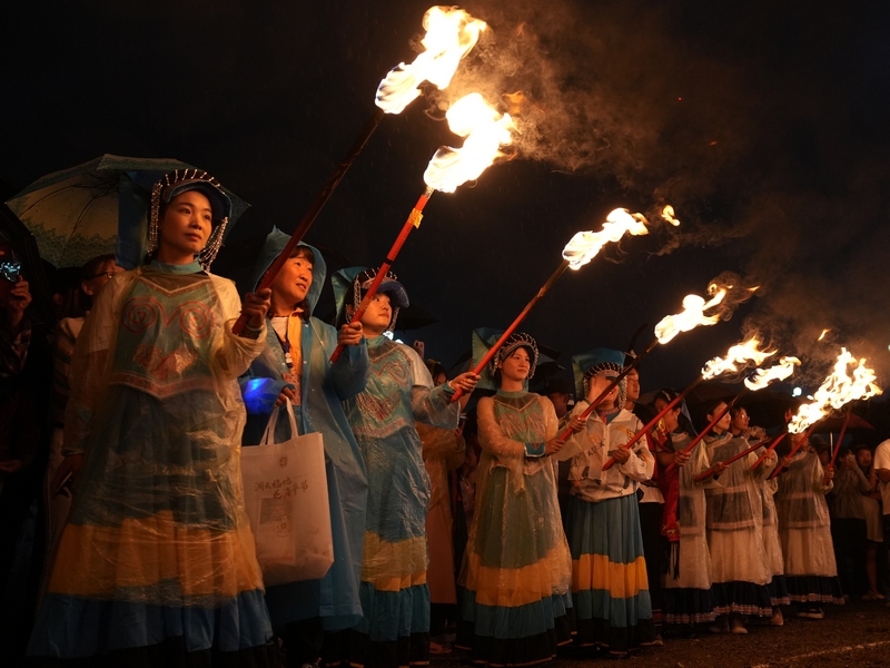 7月29日，百里杜鵑舉辦火把節(jié)豐富避暑游客旅居生活。