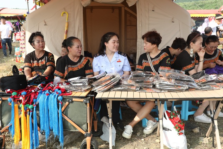 旅游季期間金沙縣稅務(wù)人員開展稅收宣傳。曾興瑋攝