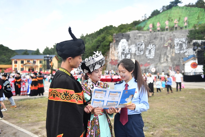 旅游季期間威寧縣稅務(wù)人員開(kāi)展稅收宣傳。韓瑾攝