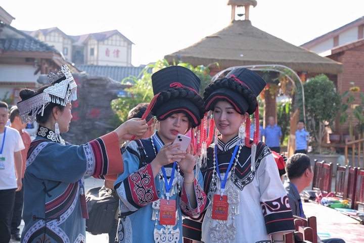 旅游季期間演出人員在交流。劉琳攝