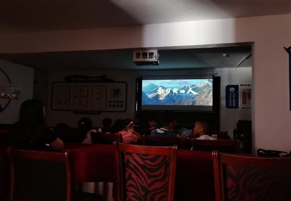 孩子們觀看影片《最可愛的人》。