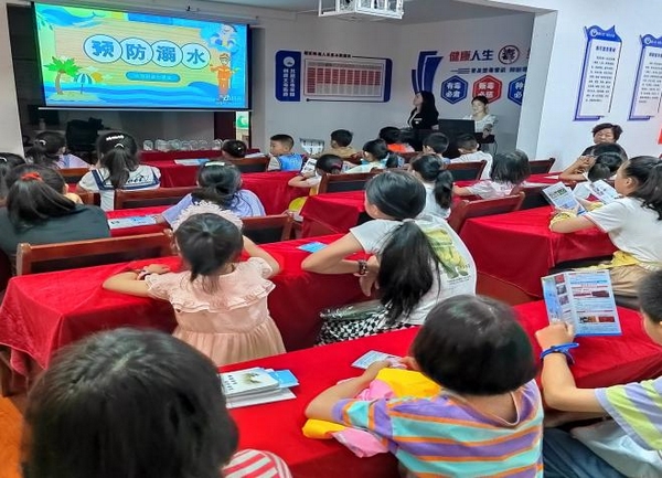 孩子們觀看防溺水宣傳片。