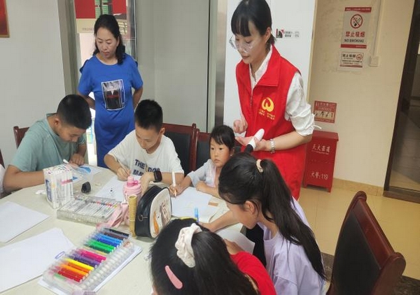 老師指導(dǎo)孩子們繪畫。