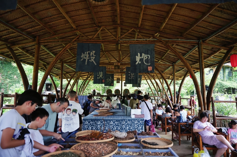 3、游客參觀體驗(yàn)瑤族藥浴文化。