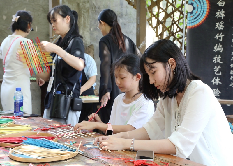 5、游客體驗(yàn)竹編手工藝