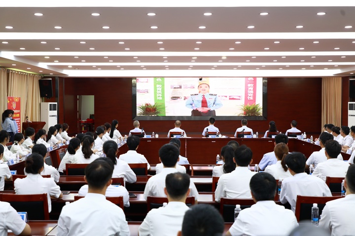 國(guó)家稅務(wù)總局黔東南州稅務(wù)局新錄用公務(wù)員觀看警示教育片。