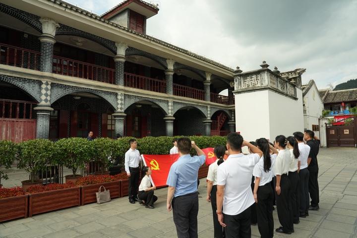 國(guó)家稅務(wù)總局遵義市稅務(wù)局新錄用公務(wù)員參觀遵義會(huì)址并重溫入黨誓詞。