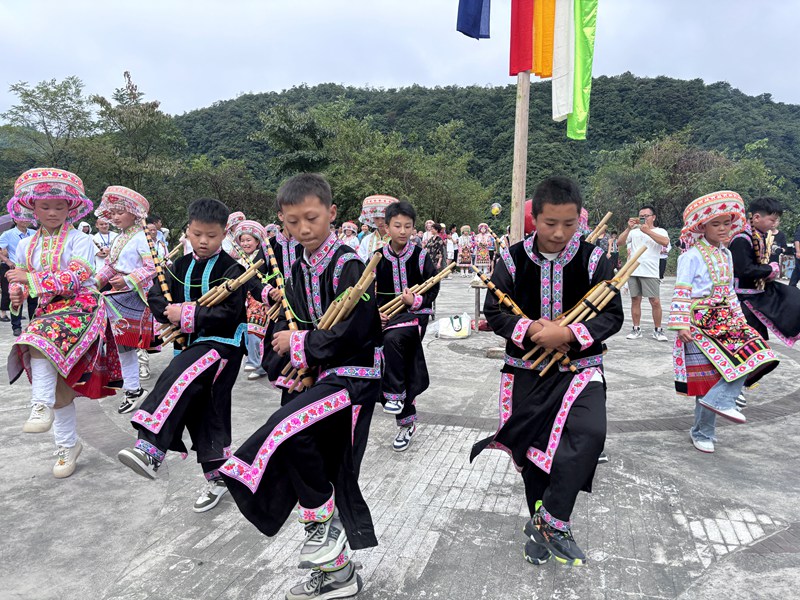 3、族小朋友們?yōu)樵趫?chǎng)賓客帶來(lái)“蘆笙舞”。 習(xí)水縣融媒體中心供圖