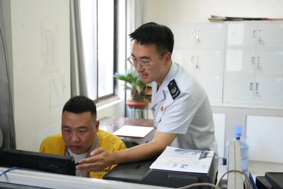 稅務(wù)干部為納稅人提供“上門服務(wù)”。李琪攝