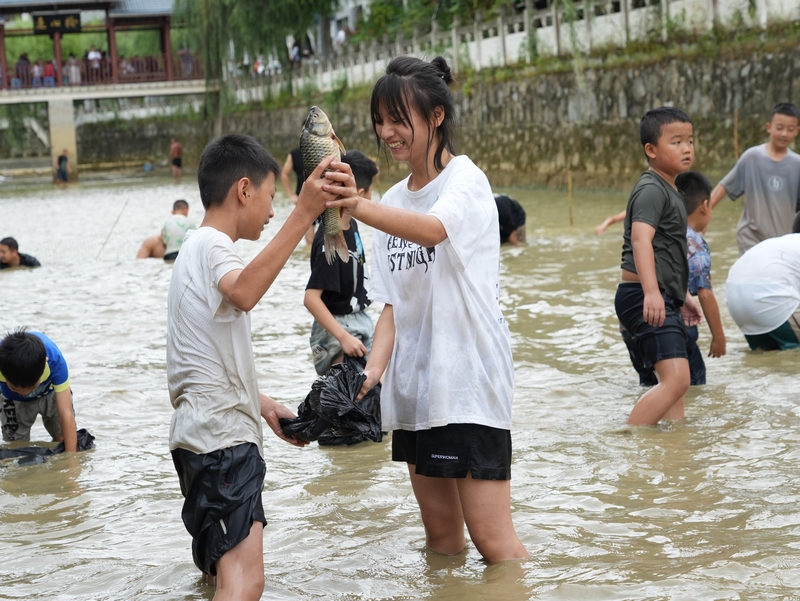 2、小孩捉到魚