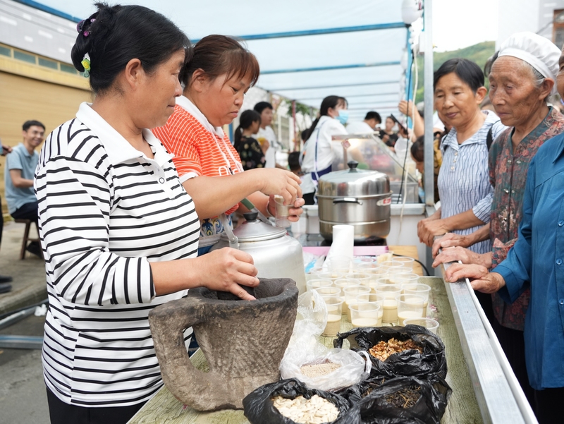 4、當(dāng)?shù)靥厣薏钄偽蝗祟^攢動(dòng)