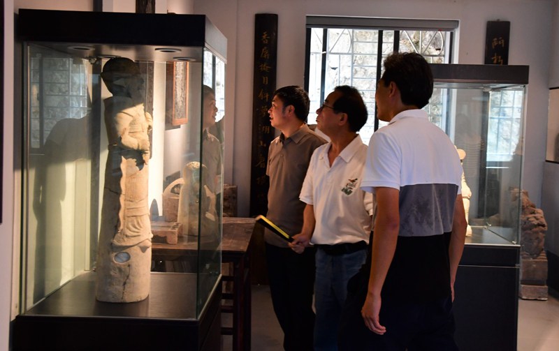 藝術(shù)家們參觀手上記憶博物館和尚見文化展示館。