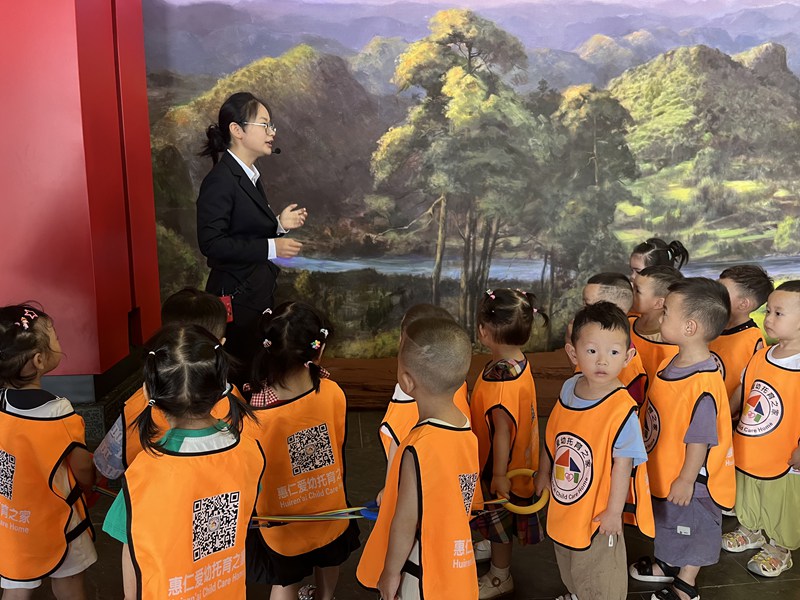 3、孩子們來圖書館開展研學活動。